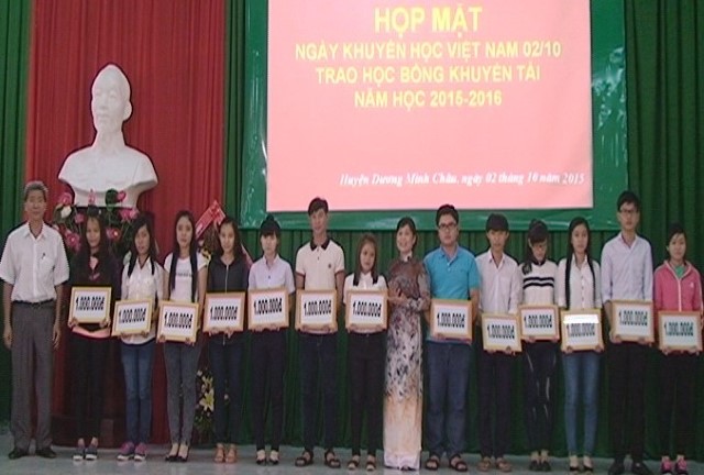 Huyện Dương Minh Châu: Trao học bổng khuyến tài cho học sinh đỗ ĐH năm 2014